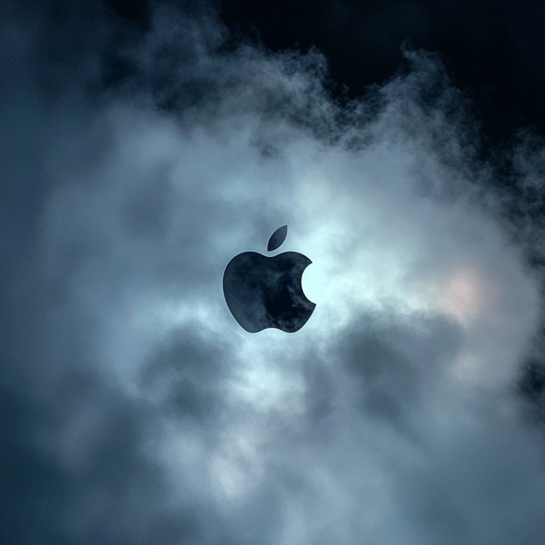 Een dramatisch beeld van een dalende grafiek naast het iconische Apple-logo, omgeven door een waas van mist en onheilspellende wolken. De sfeer is gespannen en vol verwachting, met een focus op de contrasten tussen succes en onzekerheid. Geen tekst of woorden in de afbeelding.
